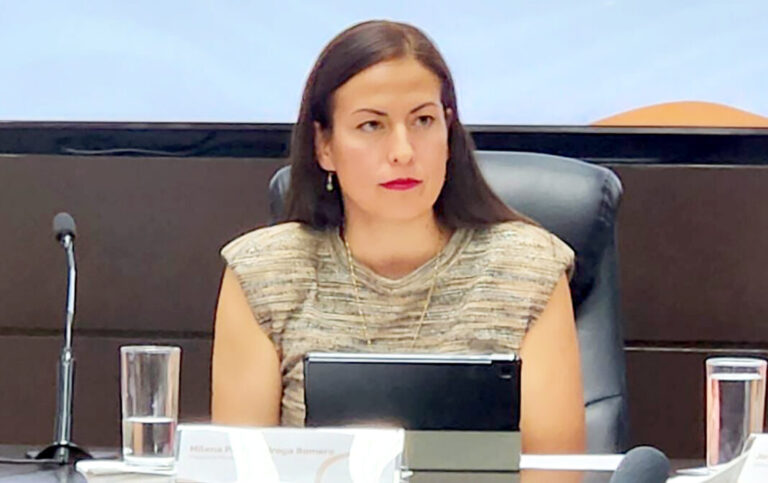 Cabildo La Paz aprueba licencia a Milena Quiroga; no espera regreso