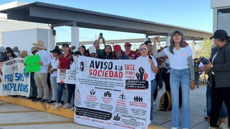 Docentes Los Cabos liberan caseta libramiento, paso gratuito dos horas